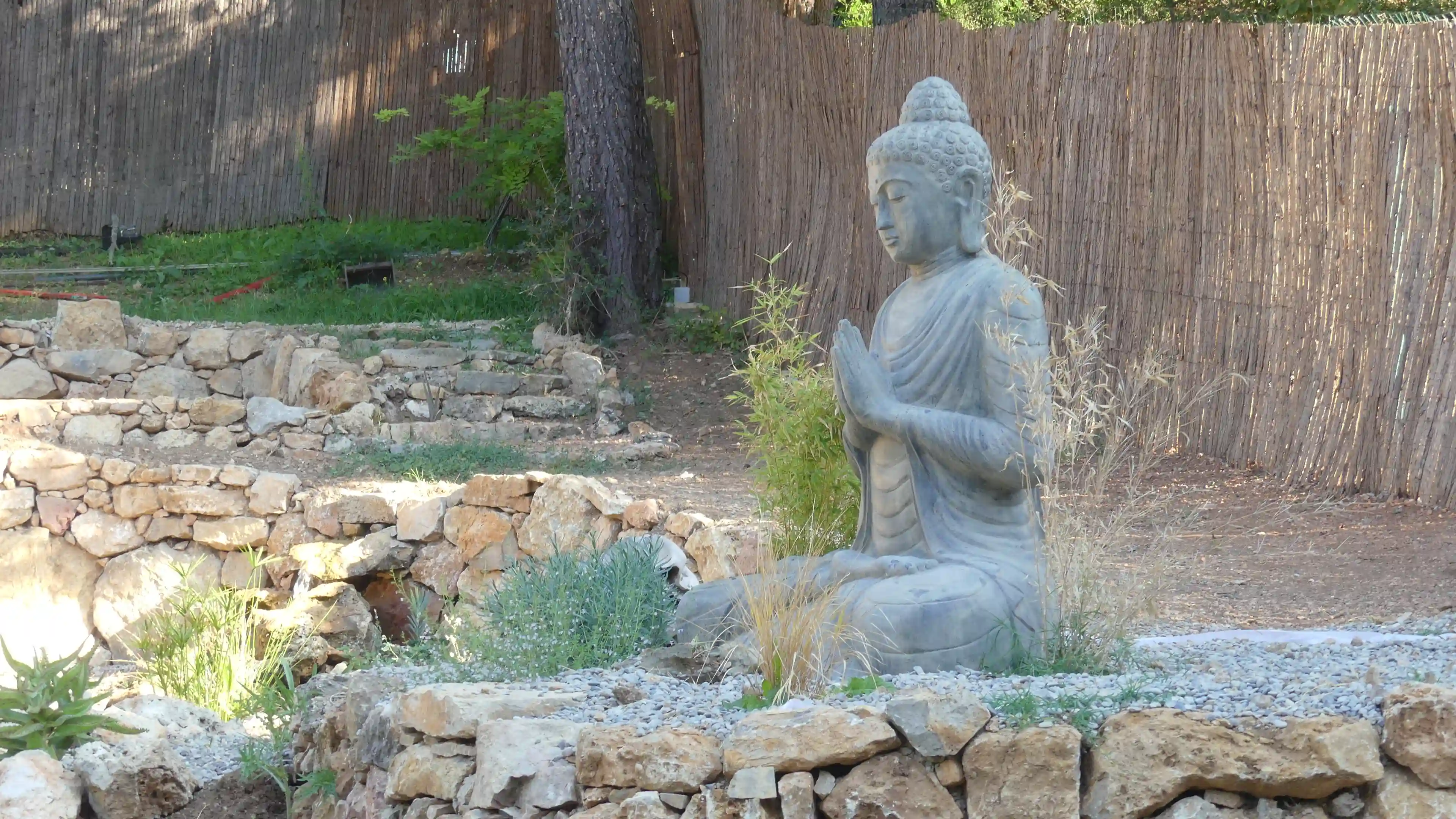 Bouddha en pierre dans le jardin