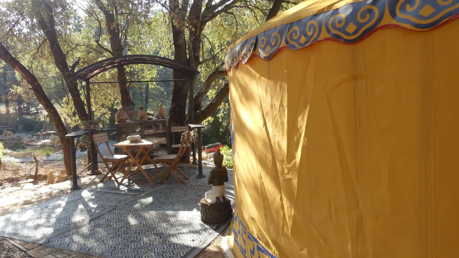 Yourte ESSENTIA et sa pergola au bord de l'étang